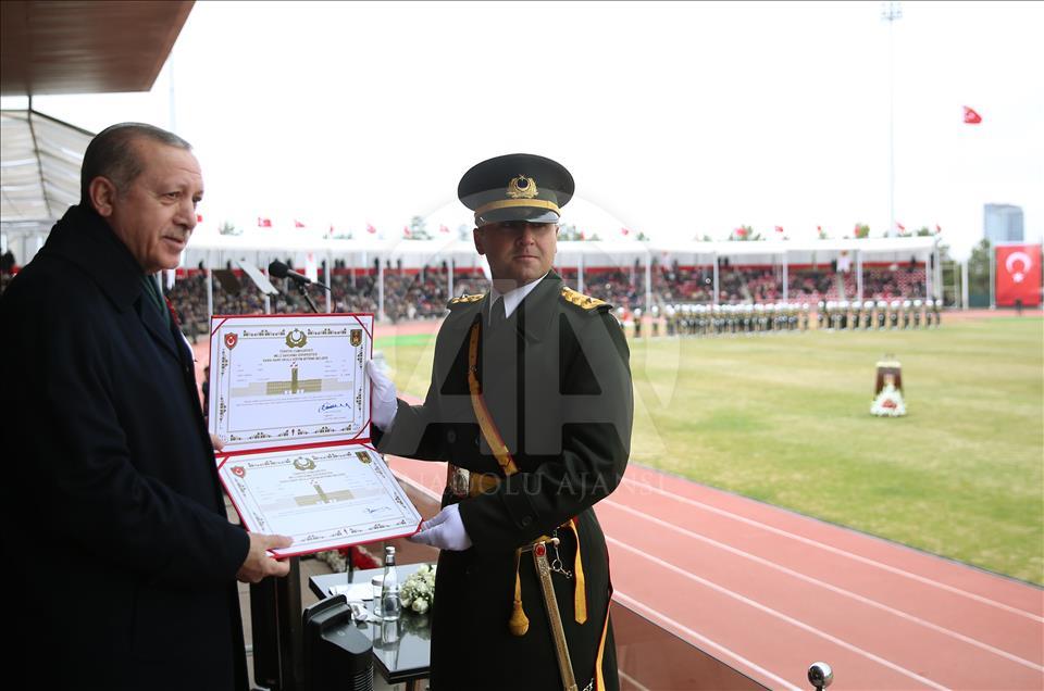  Cumhurbaşkanı Erdoğan, muvazzaf subay adaylarının mezuniyet törenine katıldı