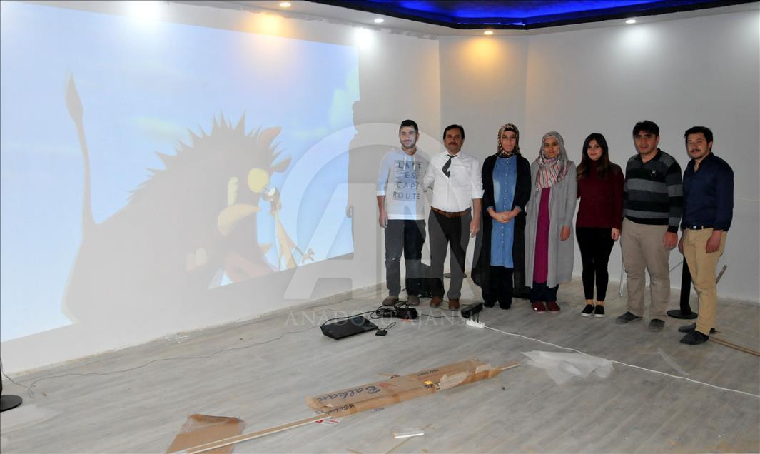 Öğrencilere sinema salonu yapmak için kolları sıvadılar