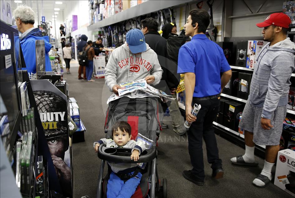 Black Friday shopping spree kicks off in US