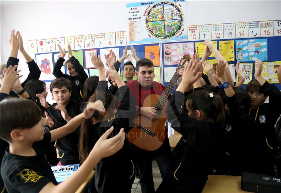 Gönül gözüyle öğrencilerine müziği sevdiriyor