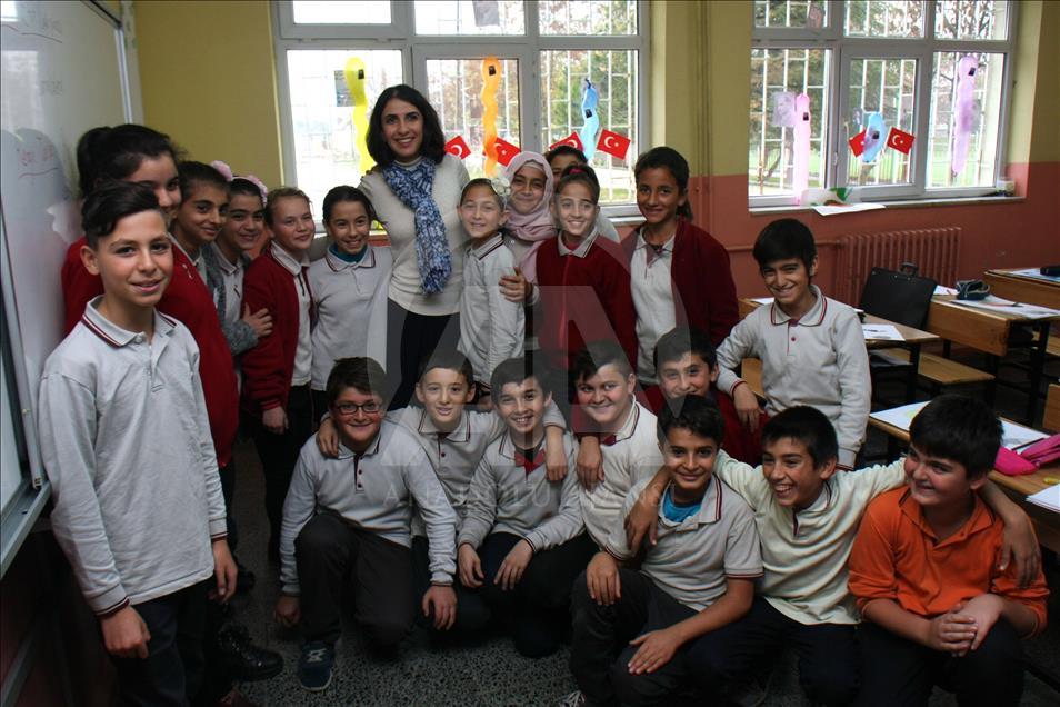 İşitme engelli öğretmen öğrencilerinin hayatını renklendiriyor