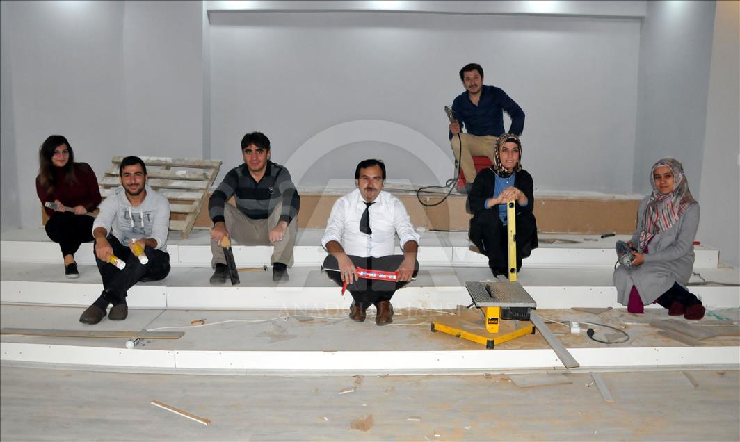 Öğrencilere sinema salonu yapmak için kolları sıvadılar