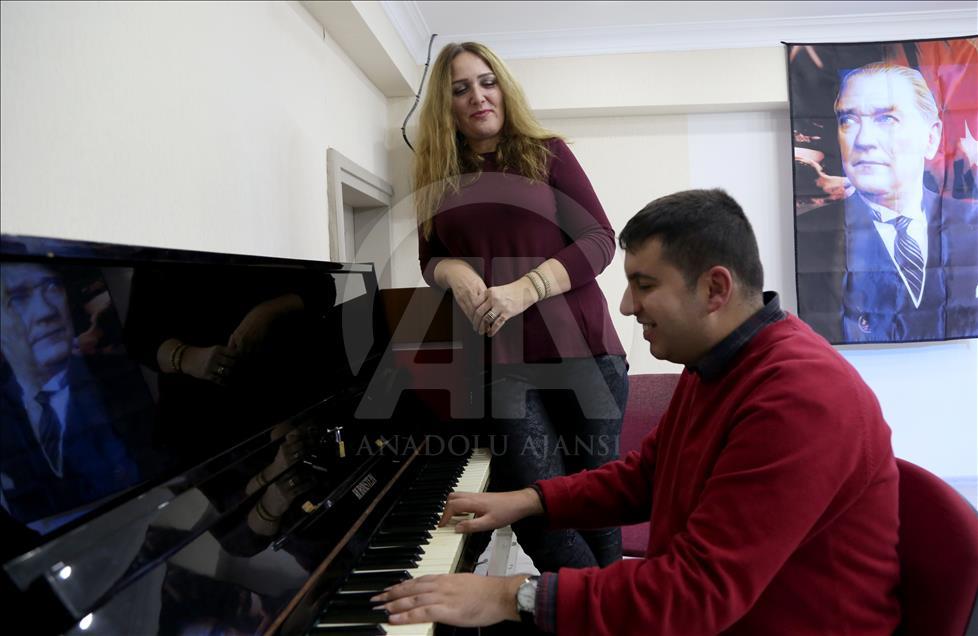 Gönül gözüyle öğrencilerine müziği sevdiriyor