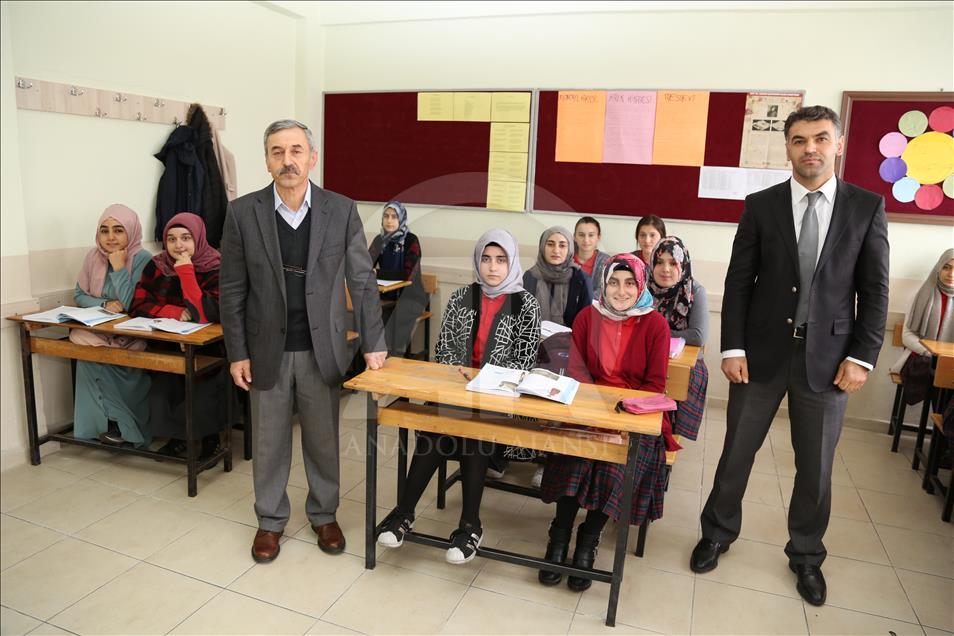 Derslerine girdiği oğluyla aynı okulda öğretmenlik yapıyor