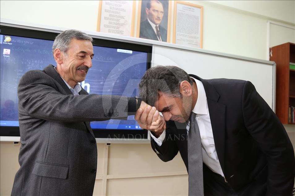 Derslerine girdiği oğluyla aynı okulda öğretmenlik yapıyor