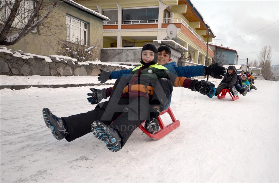 Kars'ta çocukların kızak keyfi