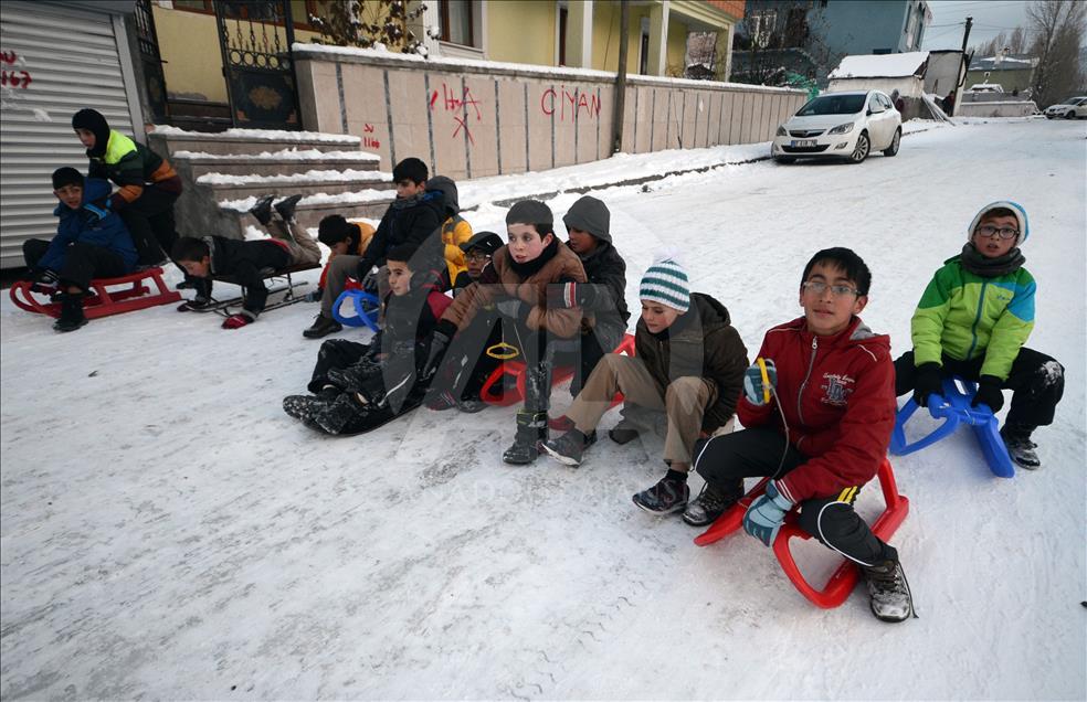 Kars'ta çocukların kızak keyfi