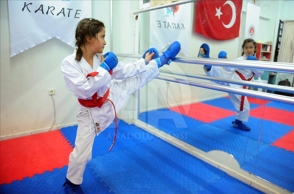 Annesi antrenörü oldu