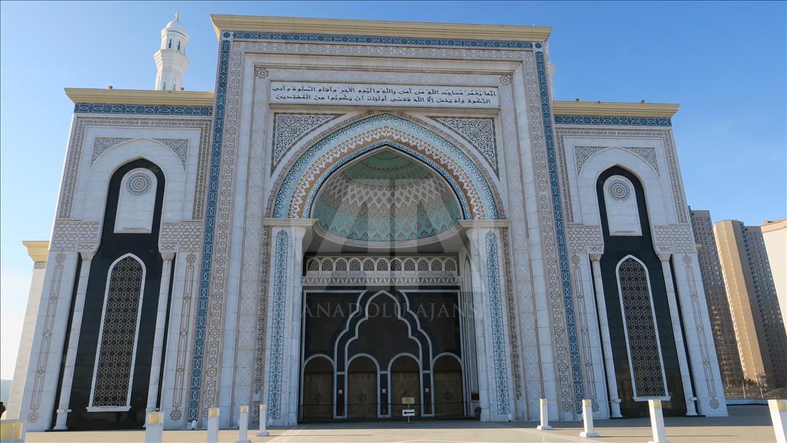 Central Asia’s second largest mosque attracts tourists