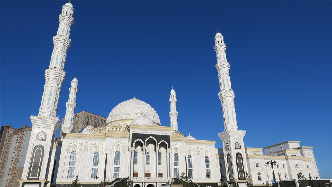 Central Asia’s second largest mosque attracts tourists