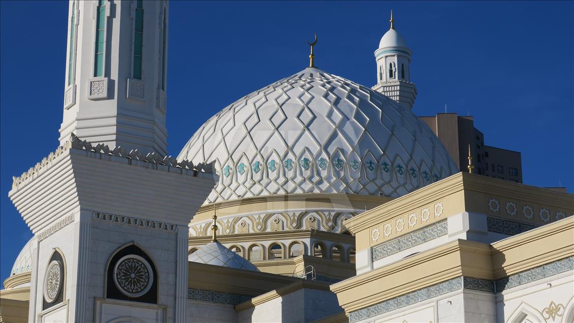 Central Asia’s second largest mosque attracts tourists