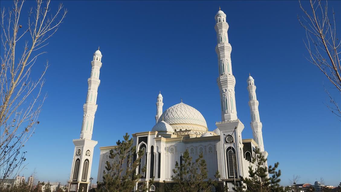 Central Asia’s second largest mosque attracts tourists