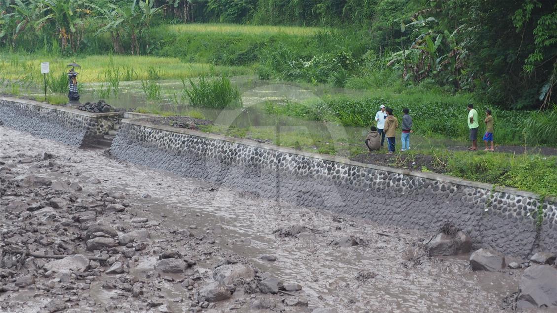 Lava dingin dari Gunung Agung mengalir ke sungai