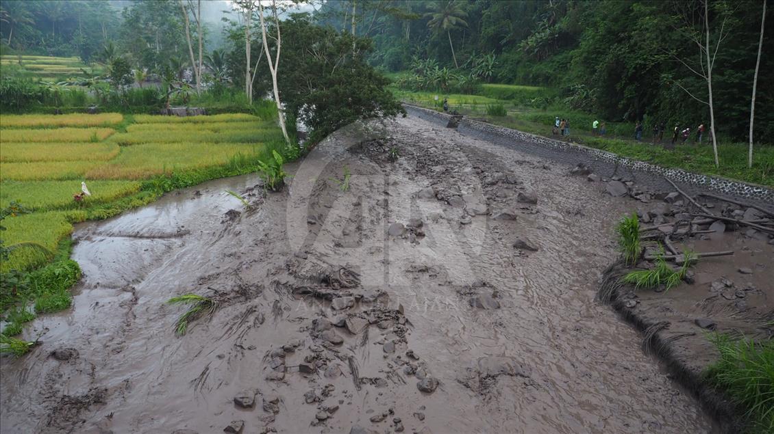 Lava dingin dari Gunung Agung mengalir ke sungai