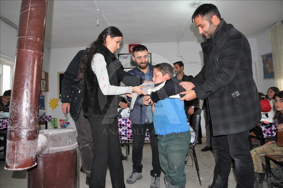 "Öğrenciler üşümesin" diye köy köy dolaşıyorlar