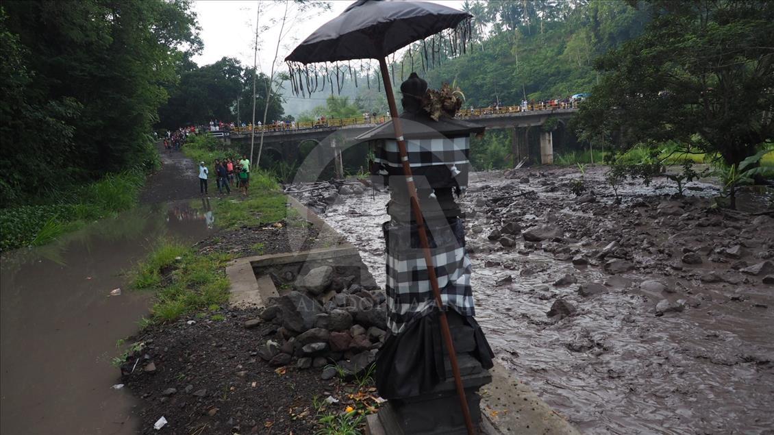 Lava dingin dari Gunung Agung mengalir ke sungai