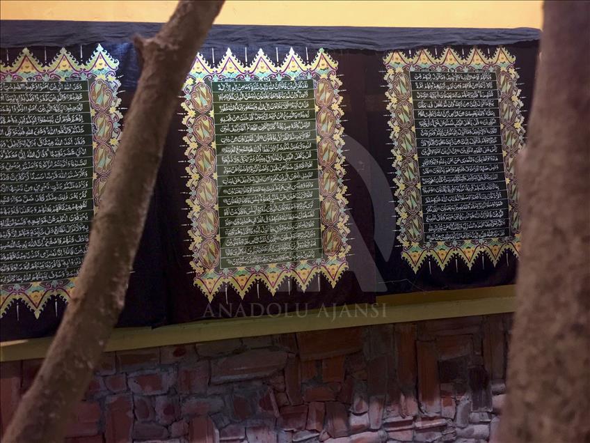 Mushaf Al Quran dari batik