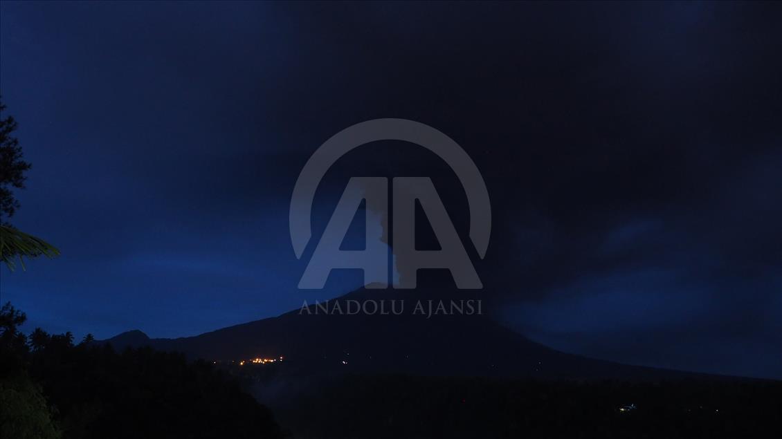 El humo desde el monte Agung