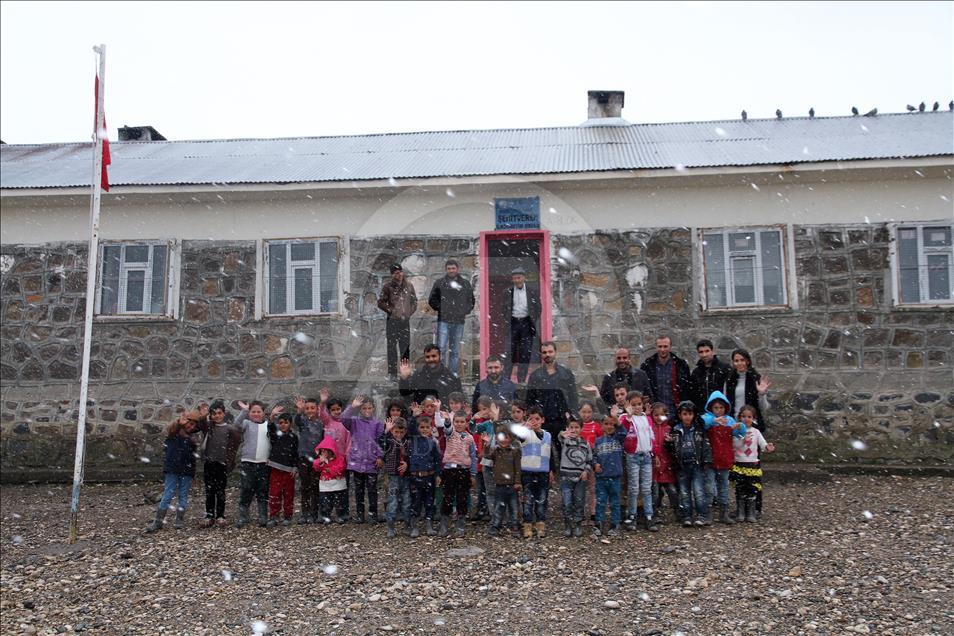 "Öğrenciler üşümesin" diye köy köy dolaşıyorlar