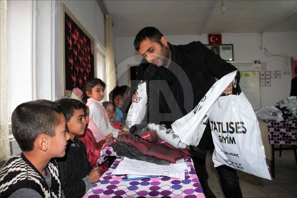 "Öğrenciler üşümesin" diye köy köy dolaşıyorlar