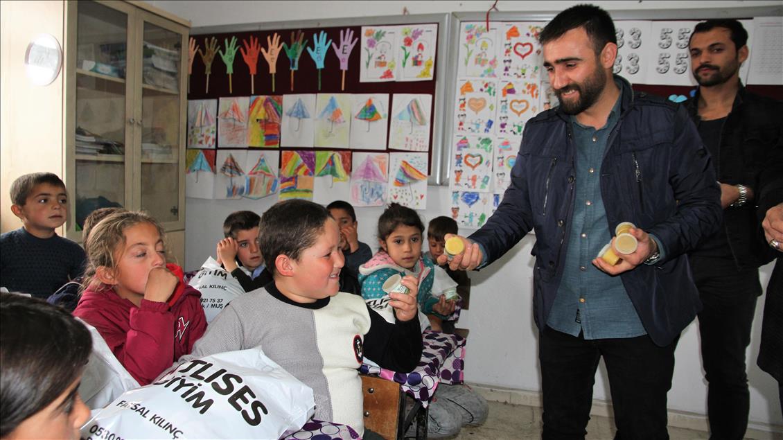 "Öğrenciler üşümesin" diye köy köy dolaşıyorlar