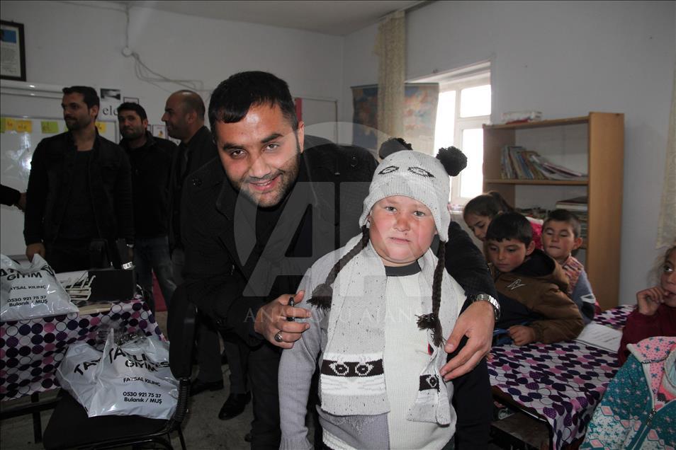"Öğrenciler üşümesin" diye köy köy dolaşıyorlar