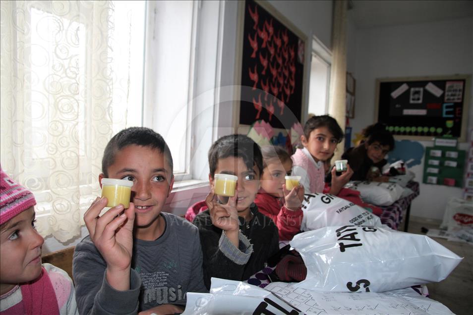 "Öğrenciler üşümesin" diye köy köy dolaşıyorlar
