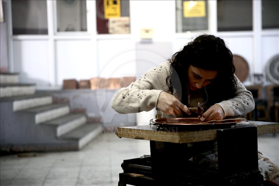 "Bakırcılık erkek mesleğidir" görüşünü yıktılar