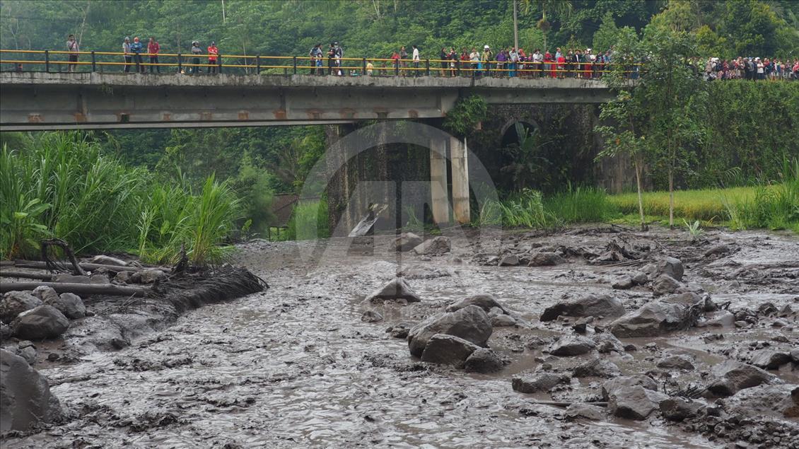 Lava dingin dari Gunung Agung mengalir ke sungai