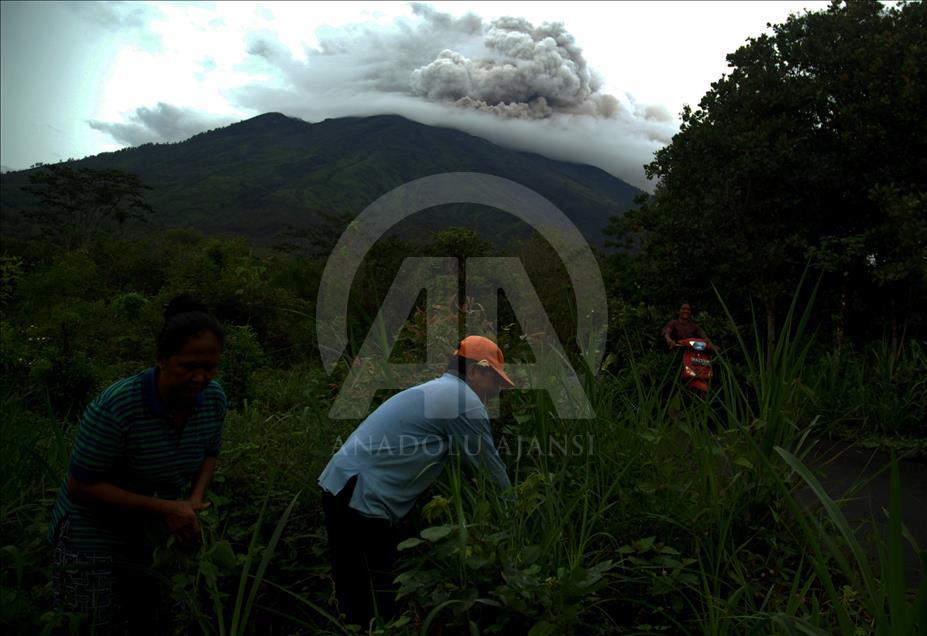 Vulkan Agung na indonezijskom ostrvu Bali izbacuje pepeo i dim