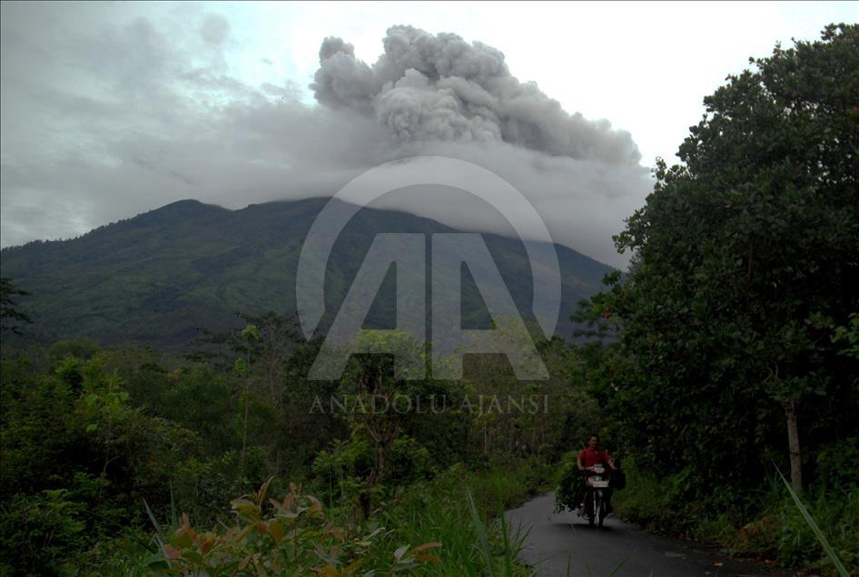 Vulkan Agung na indonezijskom ostrvu Bali izbacuje pepeo i dim