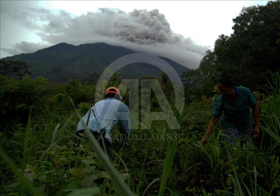 Vulkan Agung na indonezijskom ostrvu Bali izbacuje pepeo i dim