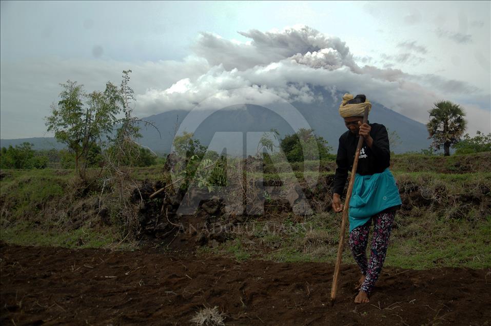 Vulkan Agung na indonezijskom ostrvu Bali izbacuje pepeo i dim