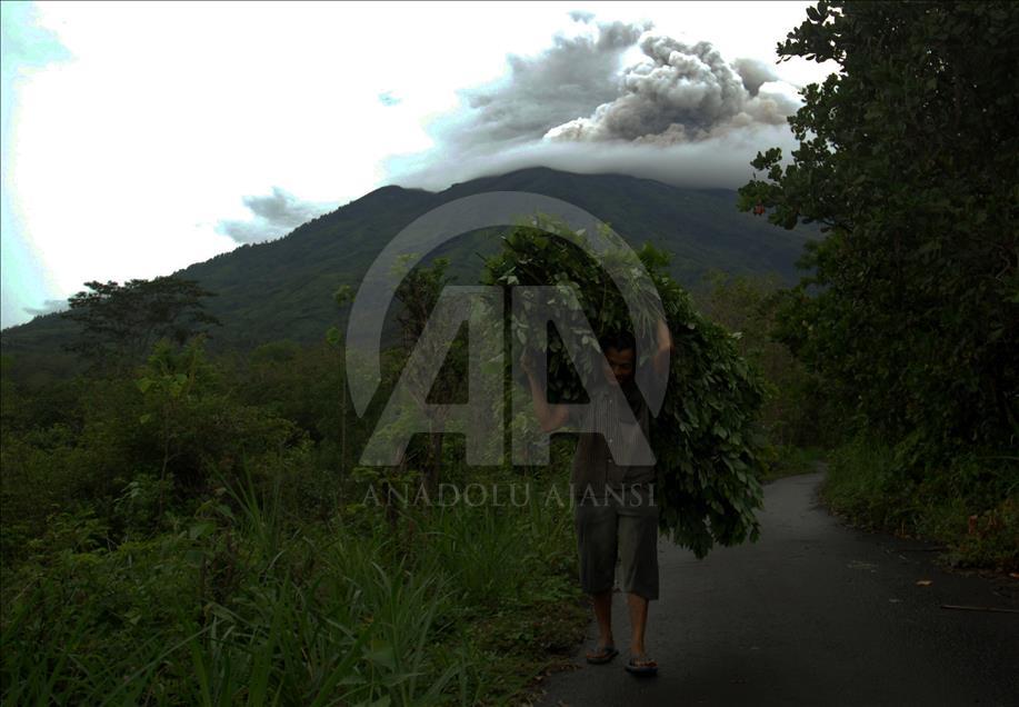 Vulkan Agung na indonezijskom ostrvu Bali izbacuje pepeo i dim