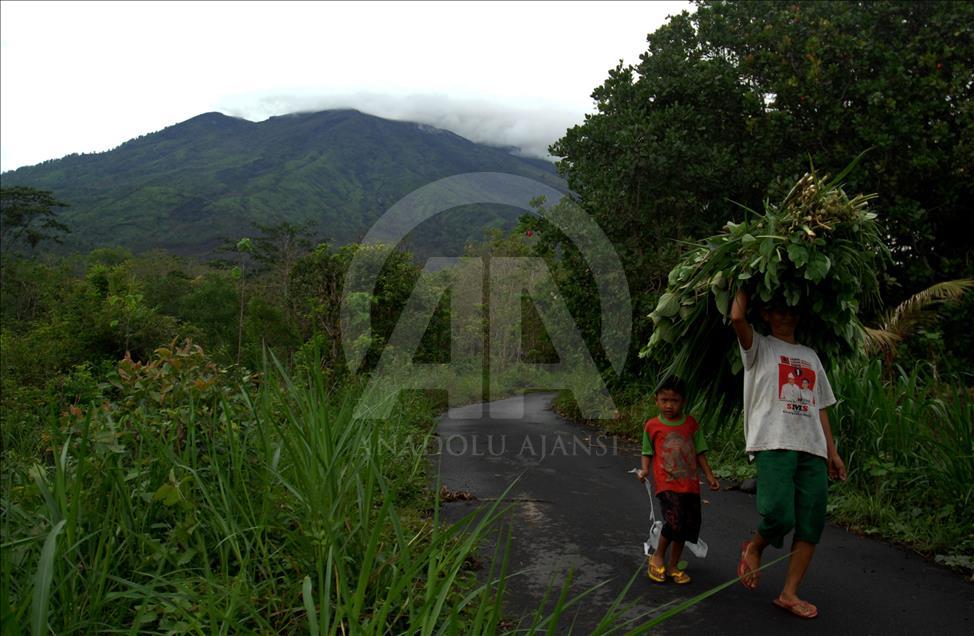 Vulkan Agung na indonezijskom ostrvu Bali izbacuje pepeo i dim