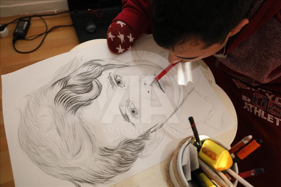 Kolları olmayan ressam çizdiği resimlerle yaşama bağlandı