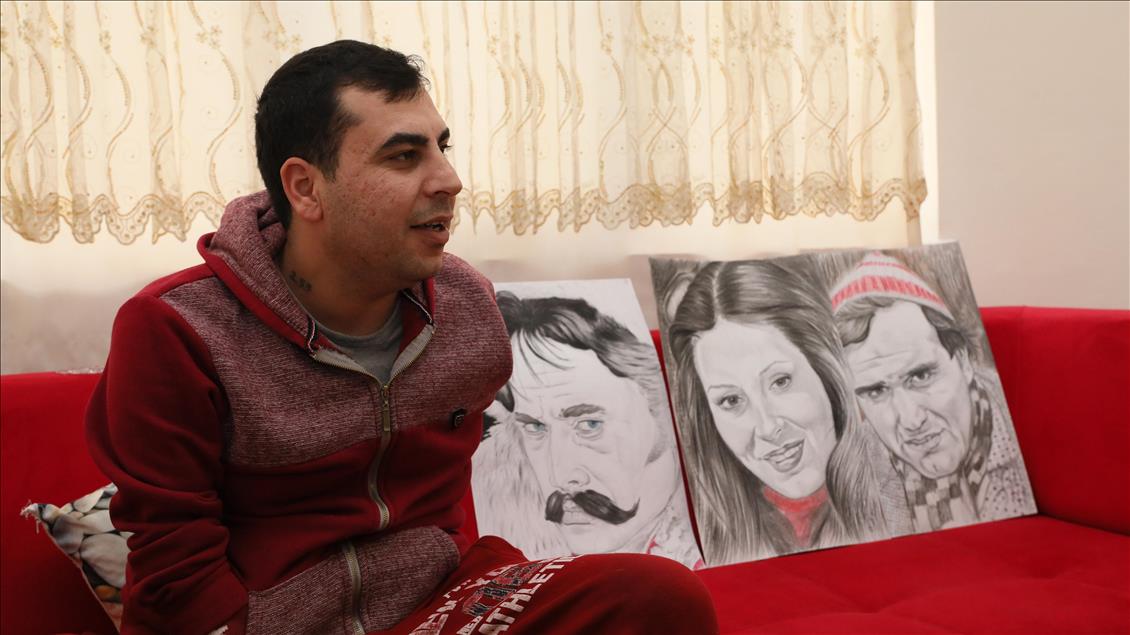 Kolları olmayan ressam çizdiği resimlerle yaşama bağlandı
