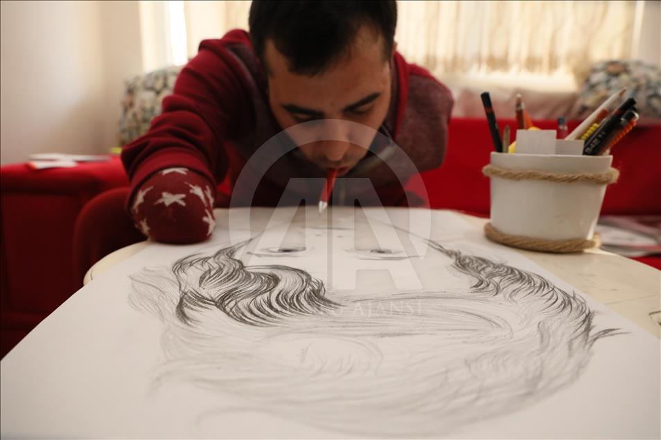 Kolları olmayan ressam çizdiği resimlerle yaşama bağlandı
