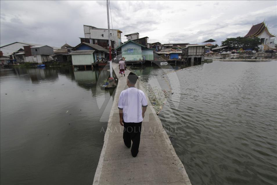Life in drowned village of Jakarta, Indonesia