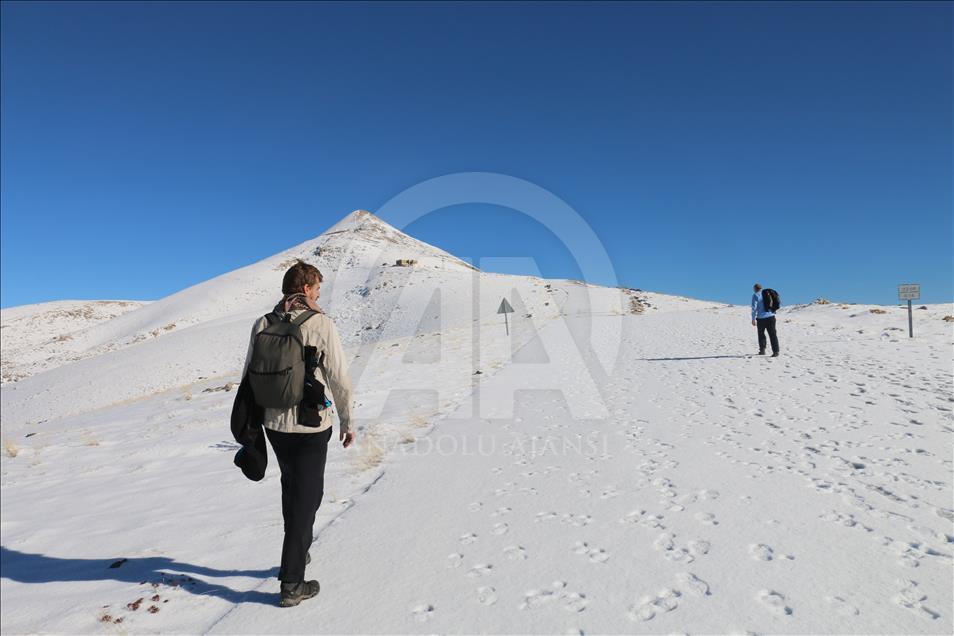 Mount Nemrut receives season’s first snowfall