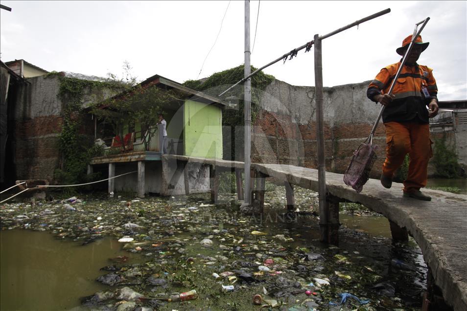 Life in drowned village of Jakarta, Indonesia