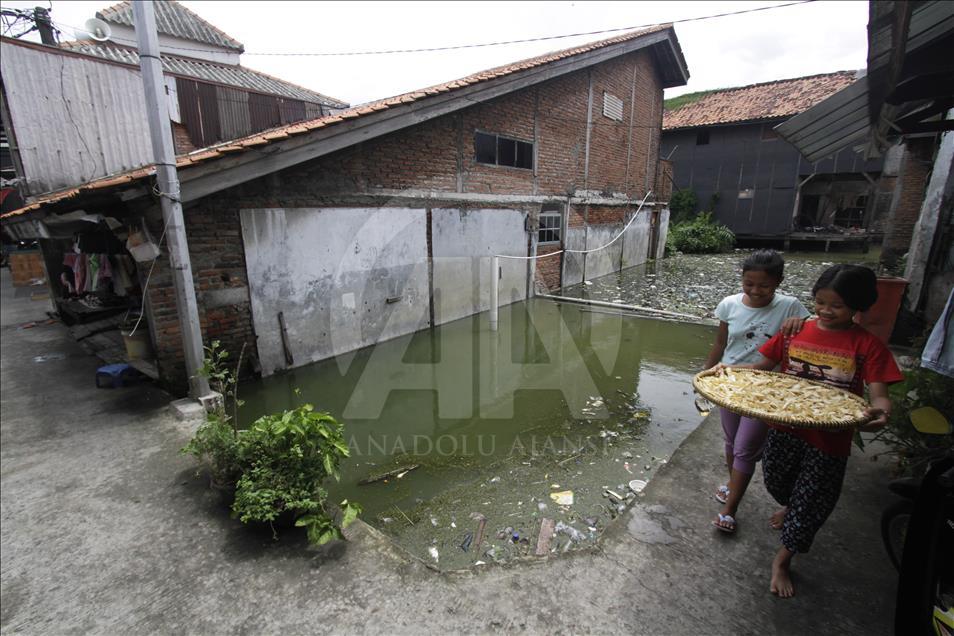 Life in drowned village of Jakarta, Indonesia
