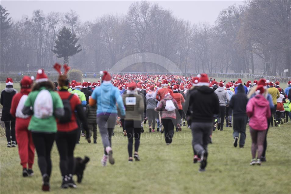 Hundreds compete in Santa Claus Run in Poland