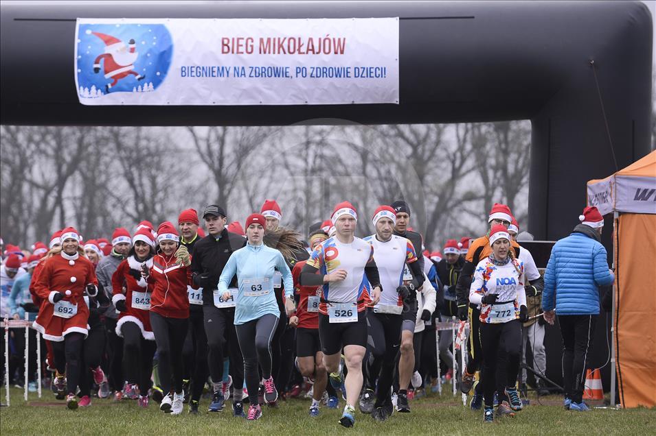 Hundreds compete in Santa Claus Run in Poland