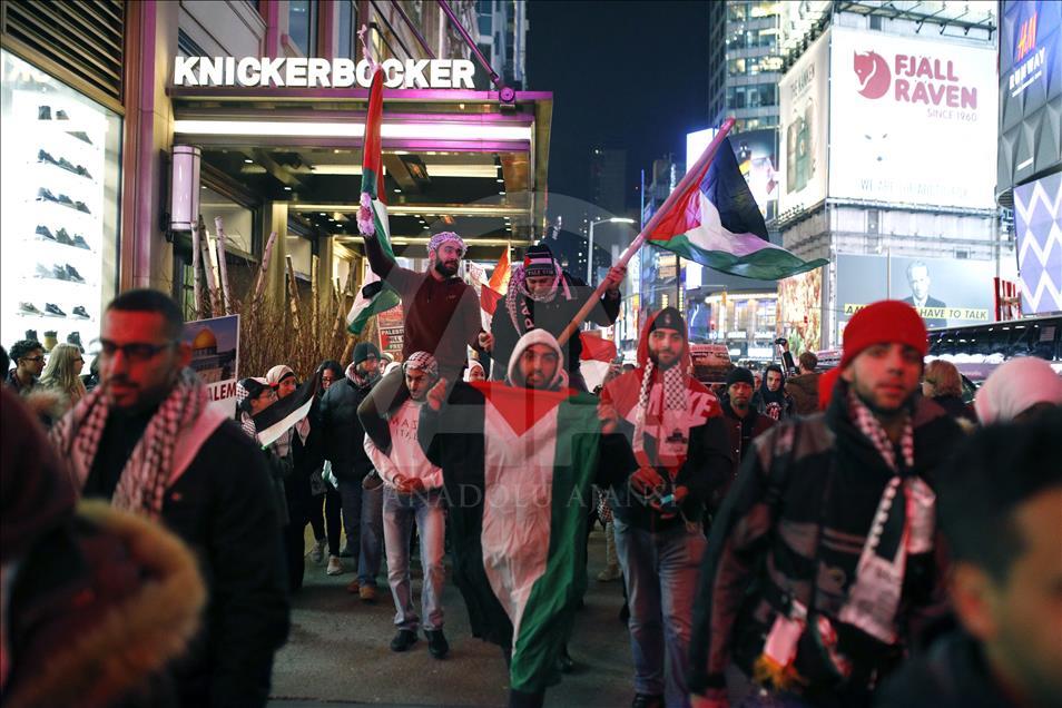 Protestë në sheshin "Times Square" të New Yorkut kundër vendimit të Trump
