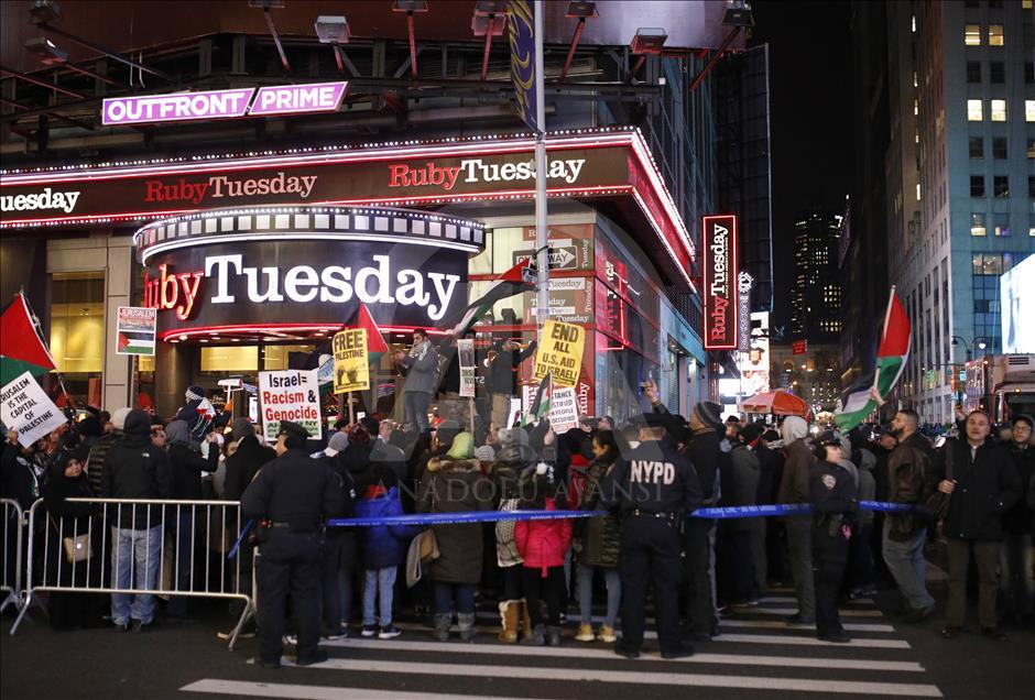 Protestë në sheshin "Times Square" të New Yorkut kundër vendimit të Trump
