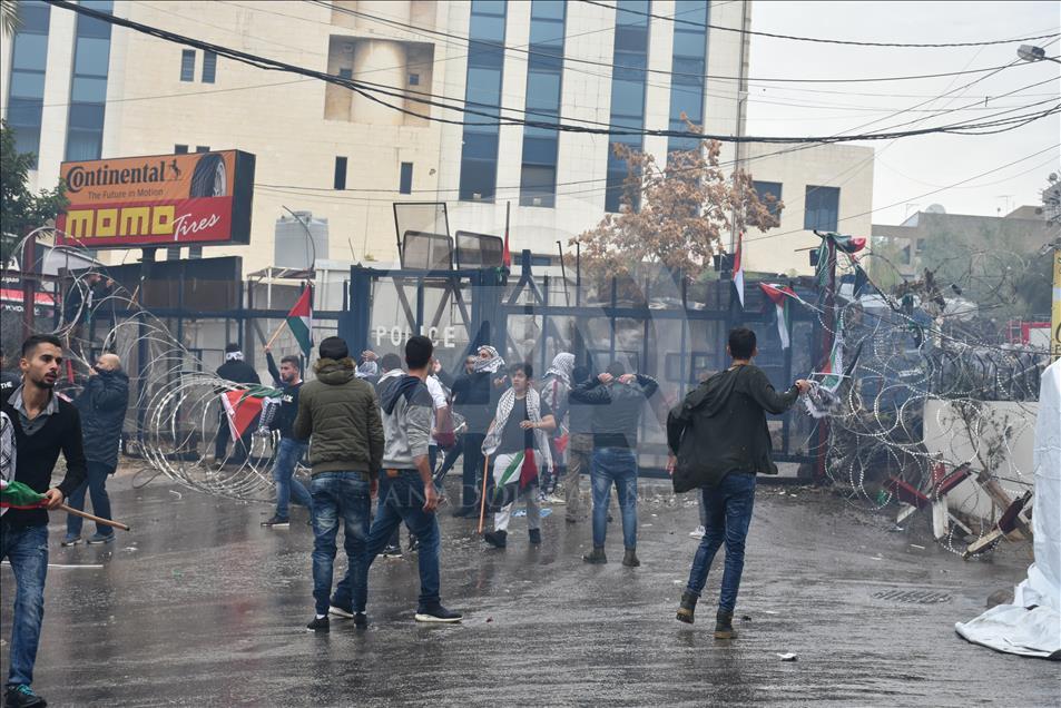 Clashes erupt outside US embassy in Beirut
