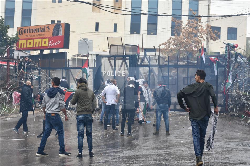 Clashes erupt outside US embassy in Beirut