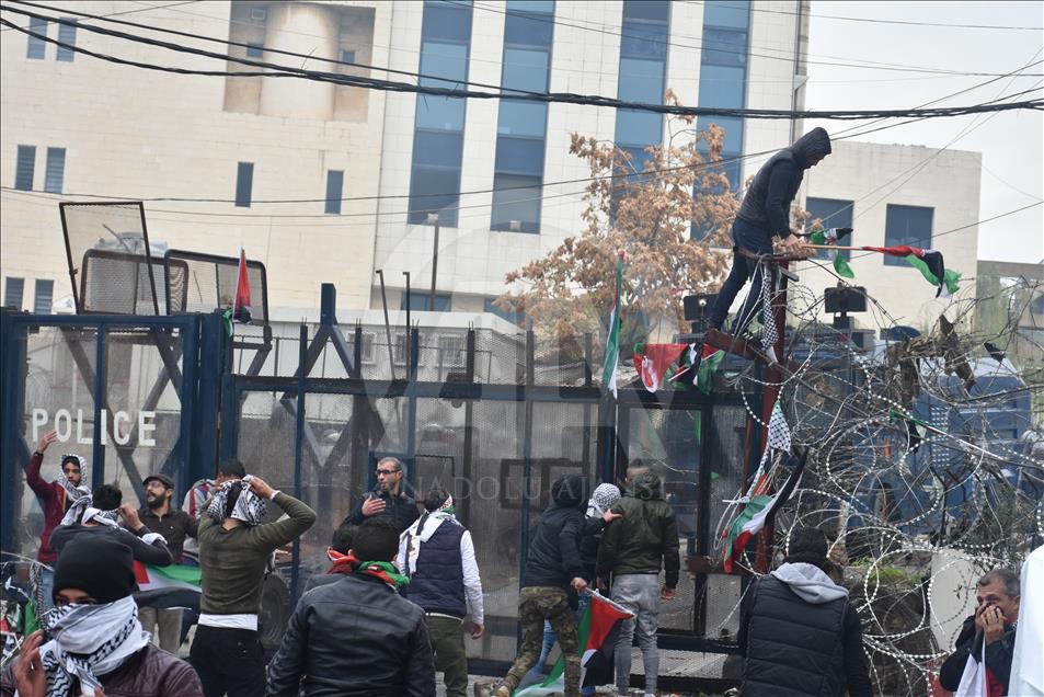 Clashes erupt outside US embassy in Beirut