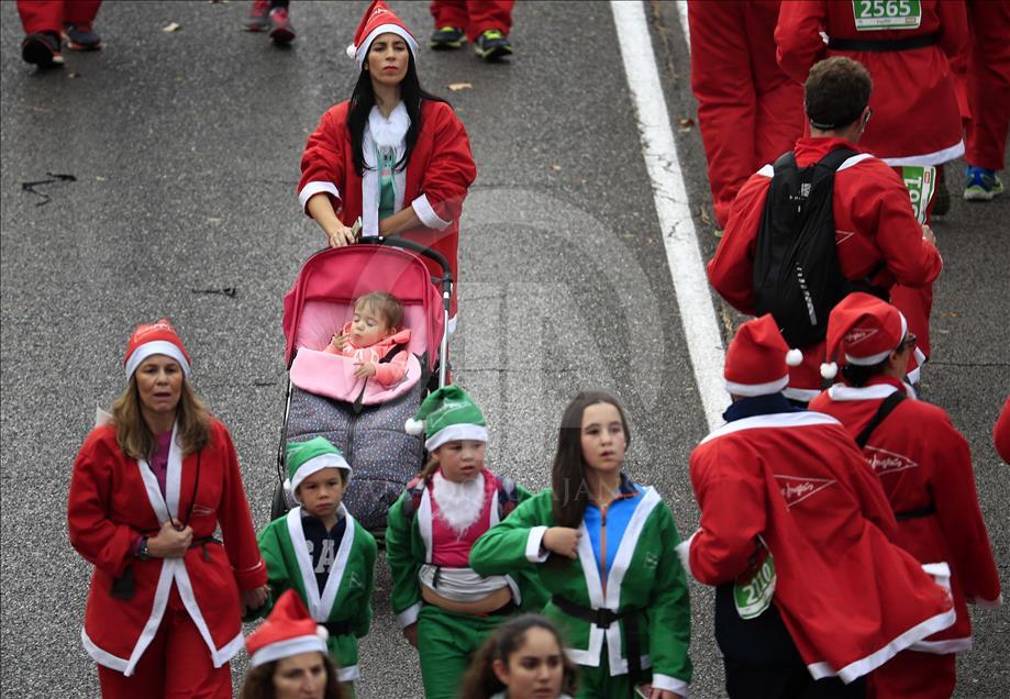 مدريد.. 10 آلاف يشاركون بمسابقة جري مرتدين أزياء "بابا نويل"
